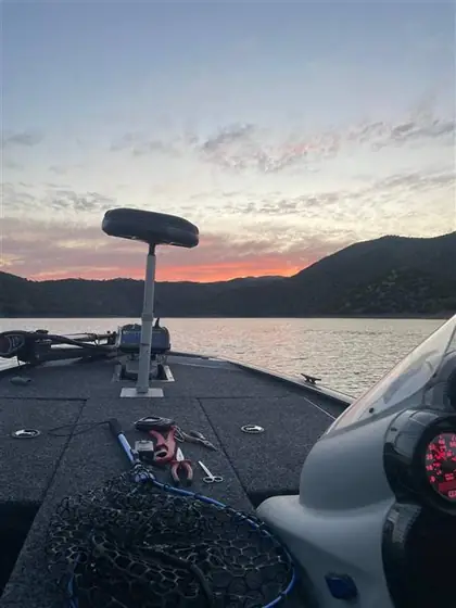 Proa del barco al atardecer